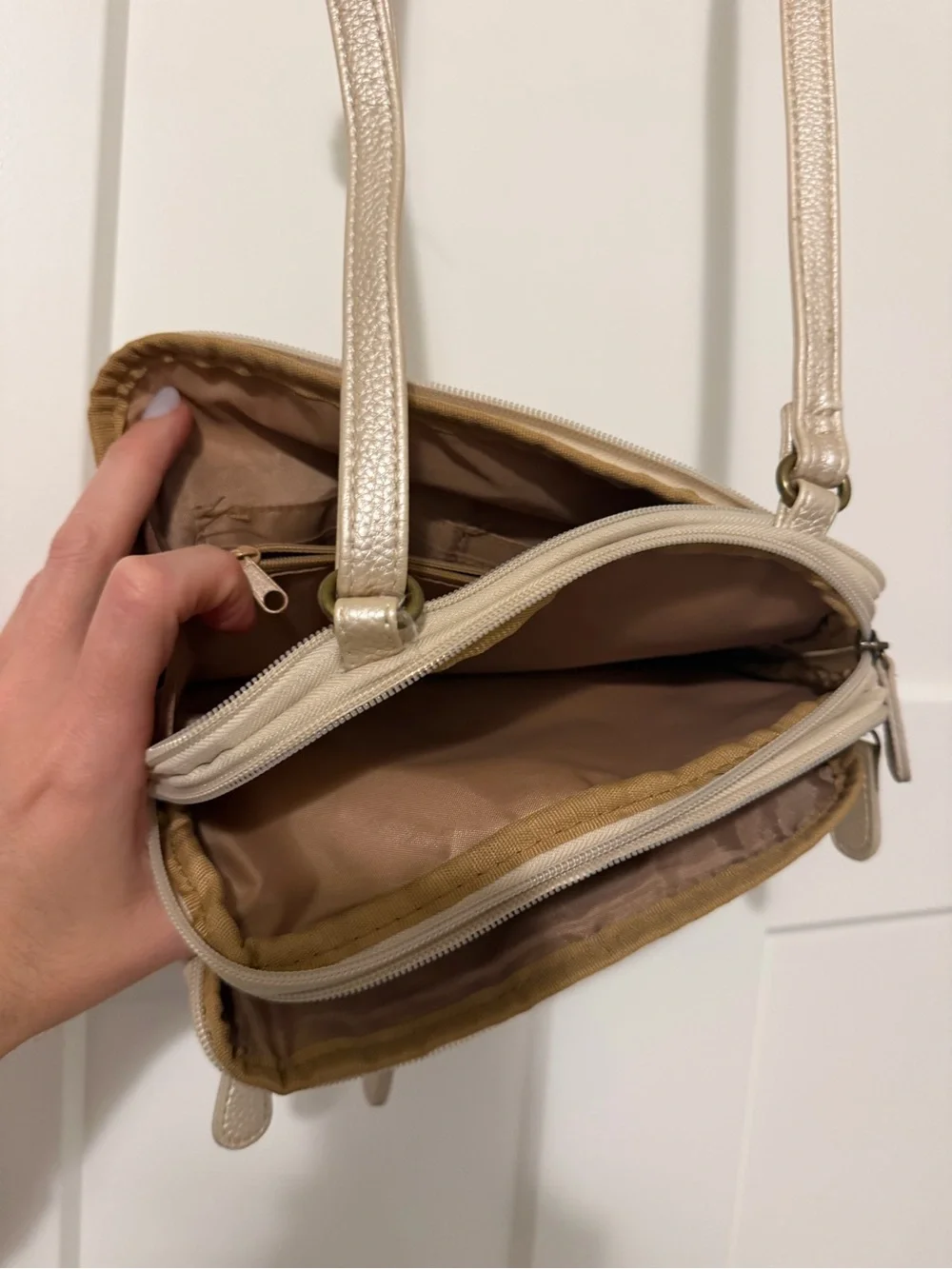 Gold Crossbody Bag with Multiple Pockets in pearl